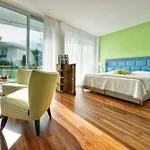 Eden Roc Marina Hotel